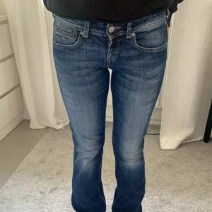 Super snygga bootcut jeans från Tommy Hilfiger  Midjemått ca 36cm  Innerbenslängden ca 75cm