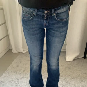 Bootcut jeans  - Super snygga bootcut jeans från Tommy Hilfiger  Midjemått ca 36cm  Innerbenslängden ca 75cm