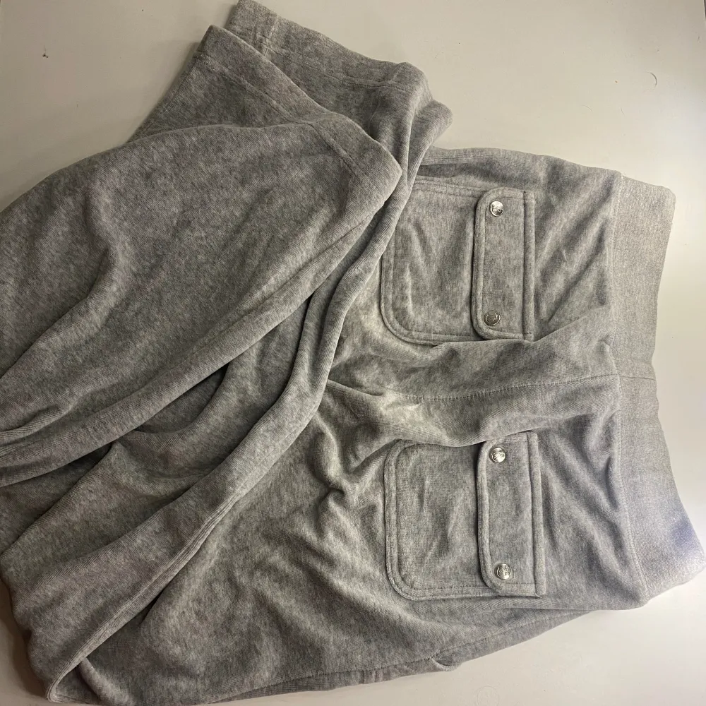 Säljer mina gråa Juicy Coutore byxor i storlek S då de inte kommer till användning. Byxorna är i jättebra skick och endast använda ett par gånger! 💗. Jeans & Byxor.