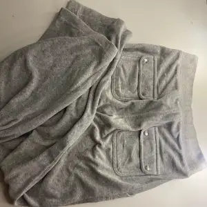 Säljer mina gråa Juicy Coutore byxor i storlek S då de inte kommer till användning. Byxorna är i jättebra skick och endast använda ett par gånger! 💗