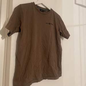 En brun T-shirt från sail racing. Köpt på kidsbrandstore men aldrig använd då den är lite för liten annars jättefin tröja🤗