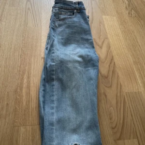 Pull and bear jeans - Slim fit sitter som leggings 