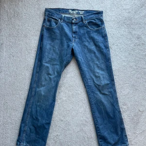 Wrangler relaxed bootcut jeans - Baggy bootcut jeans i väldigt bra skick. Finns ingen storlek i byxorna men passar M/180cm. Mått:  Inseam: 79cm Waist: 48cm Benöppning: 23,5cm