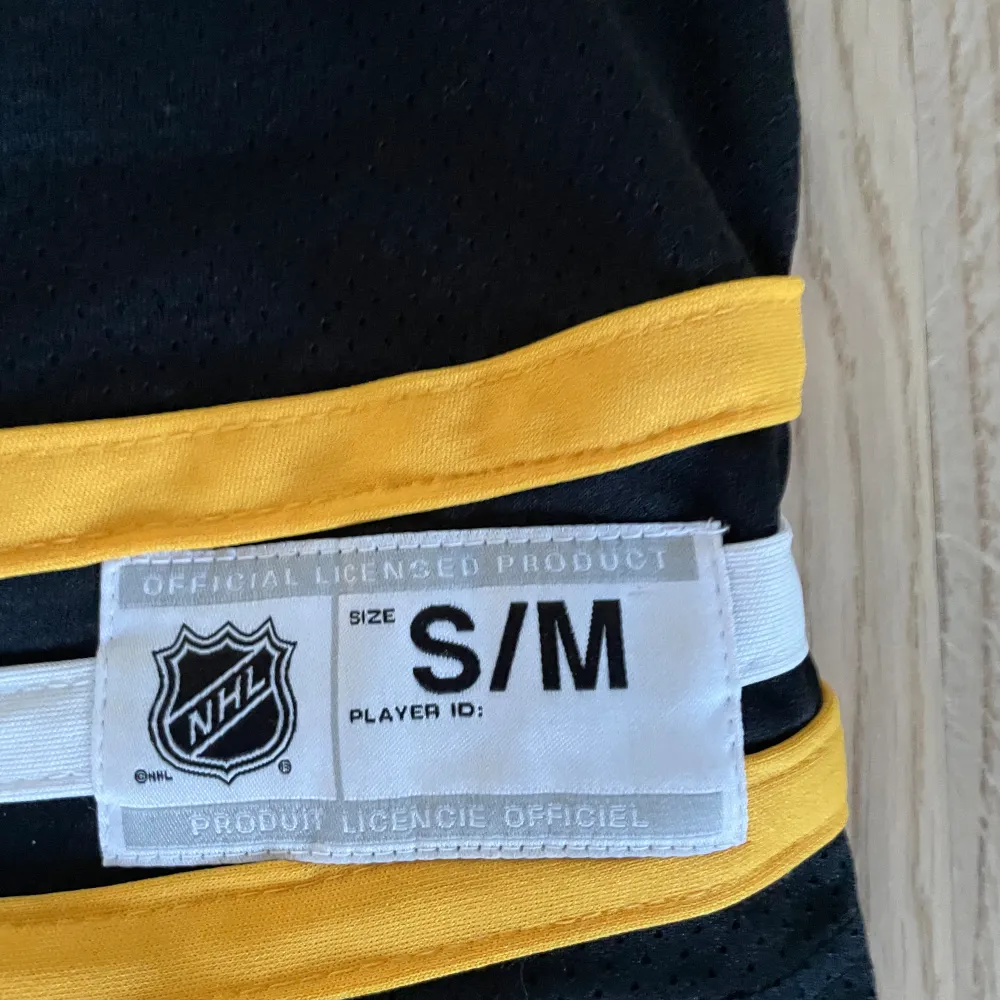Tjena säljer nu denna snygga Boston ruins tröja. Tröjan är köpt på hockey store i Jönköping för 899kr. Mitt pris 399kr Använd fåtal gånger (5) Har du frågor eller funderingar är det bara att höra av sig Mvh . Tröjor & Koftor.