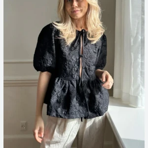 Svart blus  - Svart blus i storlek S Går att knytning fram och bak Nypris: 750kr