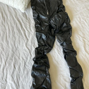 SKINNBYXOR - Sitter som en smäck på! Användt endast 1 gång ser helt nya ut! Dom är helt nya