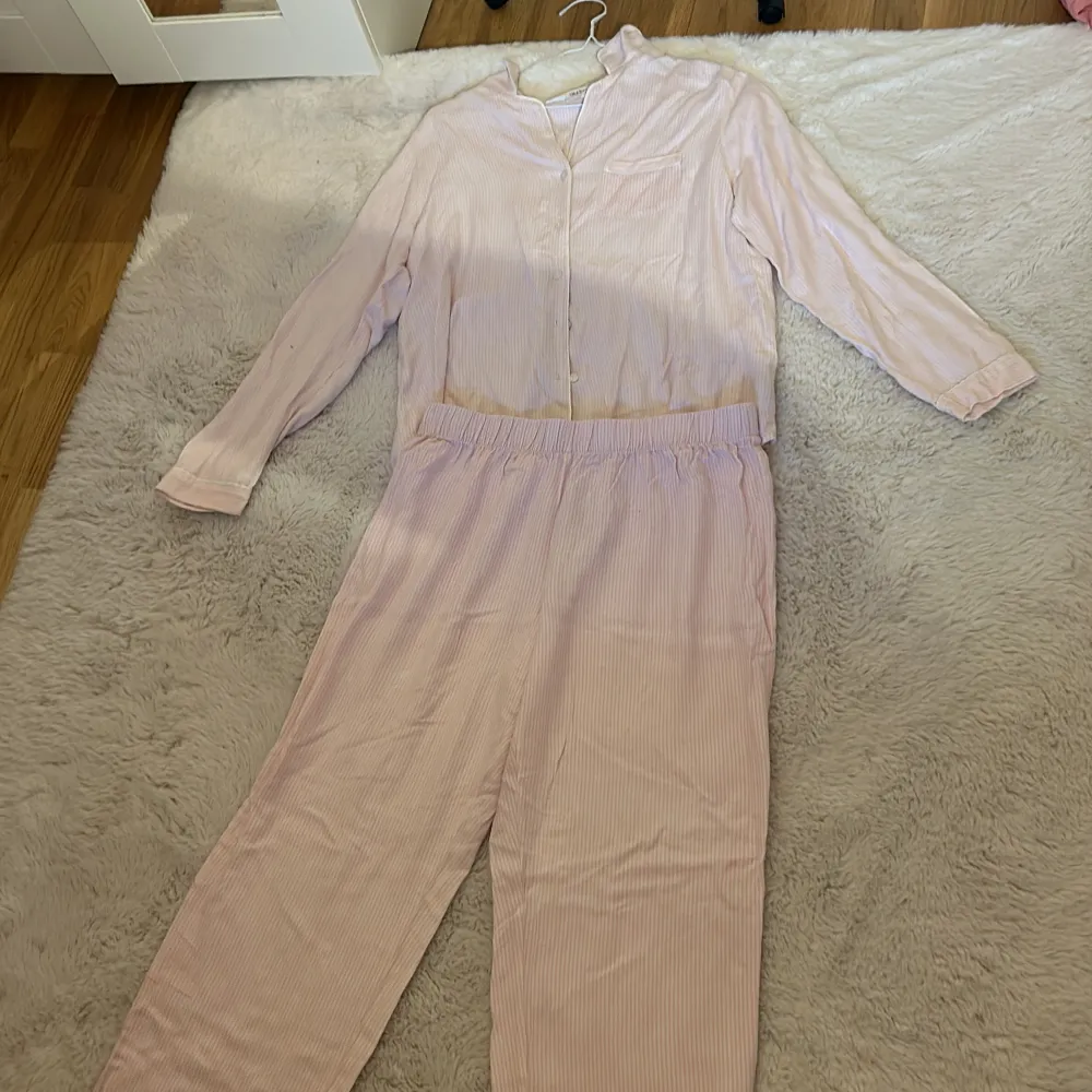 Rosa randig pyjamas i storlek M. Köpt i tyskland. Andvänd ungefär 3/4 ggr.. Övrigt.