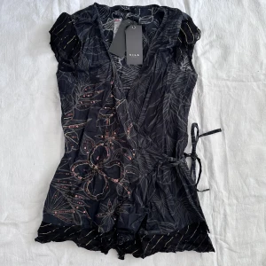 Topp  - Topp med knytning, helt ny 