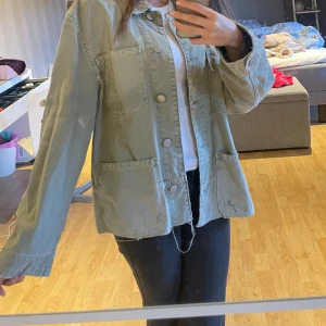 Jeans jacka från zara💚 - Jätte snygg ljusgrön jeans jacka från zara, som tyvärr är lite stor på mig. I bra skick, knappt använd men är klippt i längden!💗