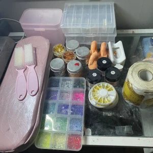 Nagel produkter  - Hej!  Jag väljer nu att sälja mina nagel saker då jag tappat intresset, har inte bestämt priset än.  Men jag tänker mig runt 800kr,  pris kan självklart diskuteras!  Vill ni ha flera bilder på produkterna så kontakta gärna mig!  Allting medföljer 