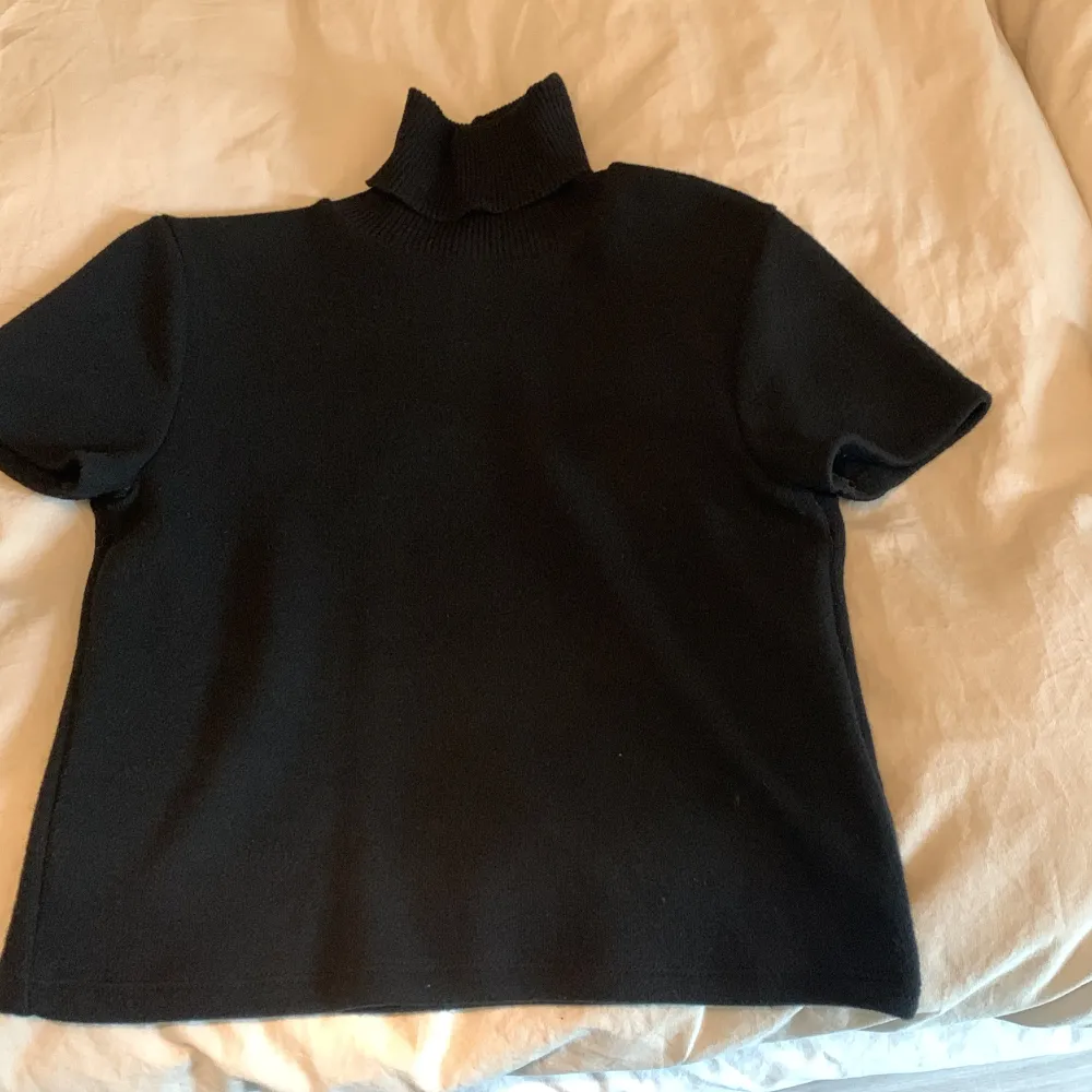 Säljer denna svarta stickade t-shirten med polo från Zara i storlek S. Har aldrig fått användning av den så den är som ny! Priset går att diskuteras vid ett snabbt köp 💕. Stickat.