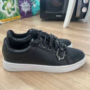 Guess skor - Skor från guess köpt på zalando. Säljs inte längre. Nyskick