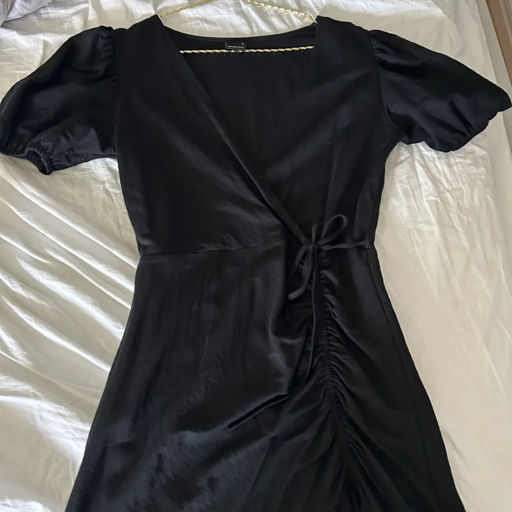 En fin kort svart kläning som bara är använd fåtal gånger, säljer pågrund av att den blivit för liten💕. Klänningar.