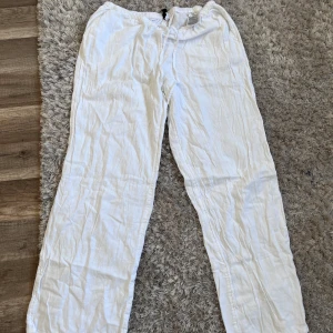 Vita Linnebyxor - Vita Linnebyxor Stl:S, för korta för mig som är 170cm. Använda 4 gånger. Använd skick. Inga skador. 