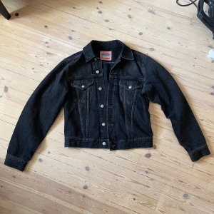 Acne jeansjacka - Acne jeansjacka Nyskick Size 46 eller small Kan även passa på damer som Large