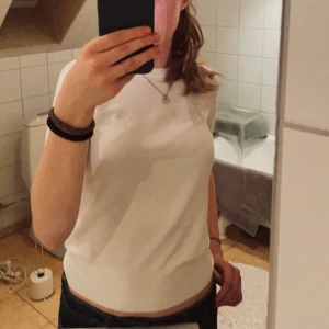 Stickad t-shirt från zara - Den har inga synliga defekter och fläckar men den är lite urtvättad som man ser på bilden☺️