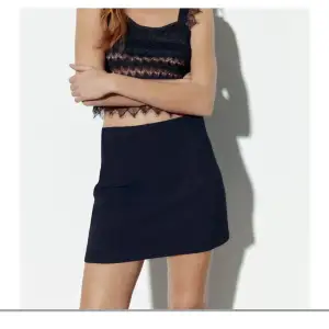 Säljer denna svarta kjolen från Zara som har lite finare ”kostymmaterial”. Kjolen är aldrig använd och köpt på Zara för 359kr. Säljer den för 120kr som helt ny.🤍💗