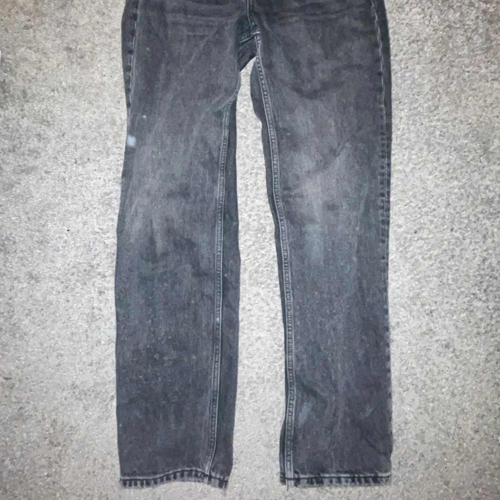 Jeans svarta urtvättade. Lite mer baggy passform. Storlek 36, jeans från ginatricot. Low waist.. Jeans & Byxor.