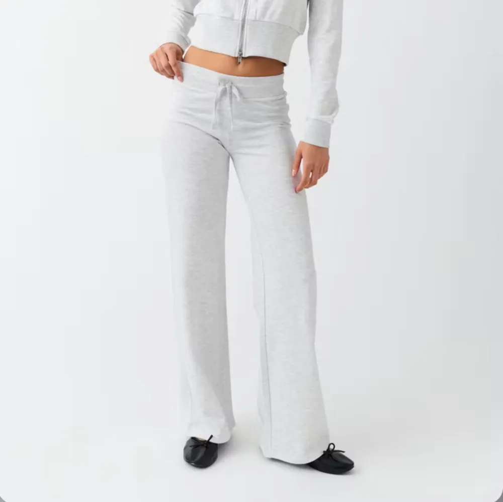 Säljer ett par low waist mjukisbyxor från Gina tricot, helt oanvända med prislappen kvar! Superskönt och fina, skriv privat för fler bilder❤️‍🔥🌶️. Jeans & Byxor.