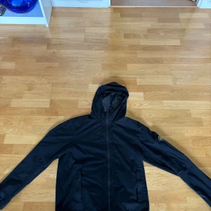 Stone island jacka - Säljer nu en riktigt snygg jacka i bra skick. Anledningen till det är för att jag har en annan jacka.  Jackan är helt äkta. Jackan har några små defekter som knappt syns.(bild 3,4) Priset går att diskutera!