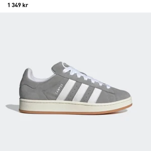 Grå Adidas campus 00s - Grå campus i nyskick! Säljer då det tyvärr var fel storlek så de är bara provade. Grå snören ingår och det är bara att höra av sig om du har frågor!