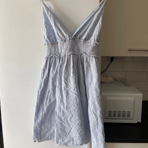 Blå klänning - Supersöt klänning med justerbara band, perfekt till sommaren! Den är enbart testad så som ny 🩵