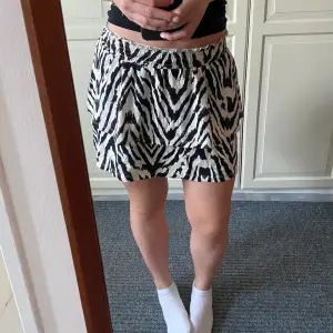 Säljer zebra kjol från ginatricot, storlek xs. (Går även att använda som topp)