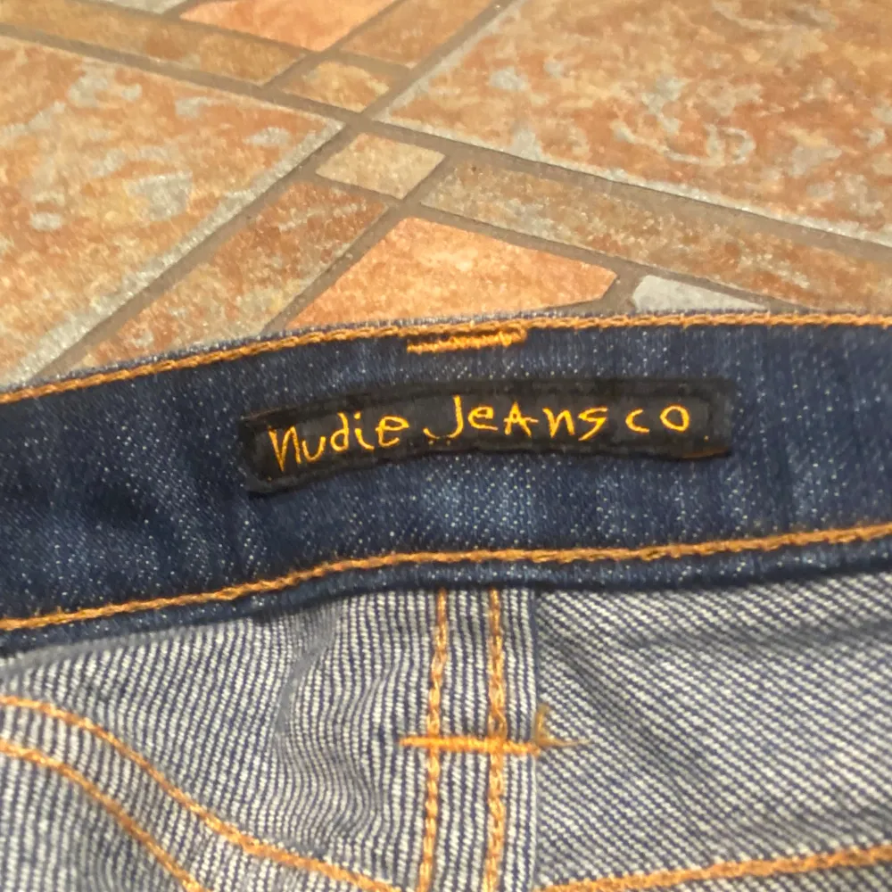 Ett par snygga Nudie slimfit jeans i storlek 31/34. Andvänds 1-2 gngr och är i ett fantastiskt skick. Ställ gärna fler frågor🤩🙌. Jeans & Byxor.