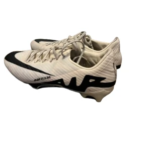 Nike mercurials - Nike mercurials i färgen lemonade, riktigt snygga och använda sen runt januari så de har inte direkt några defekter förutom en skrapa som man kan se på sista bilden skriv för bättre bilder eller vid frågor pris går att diskutera 