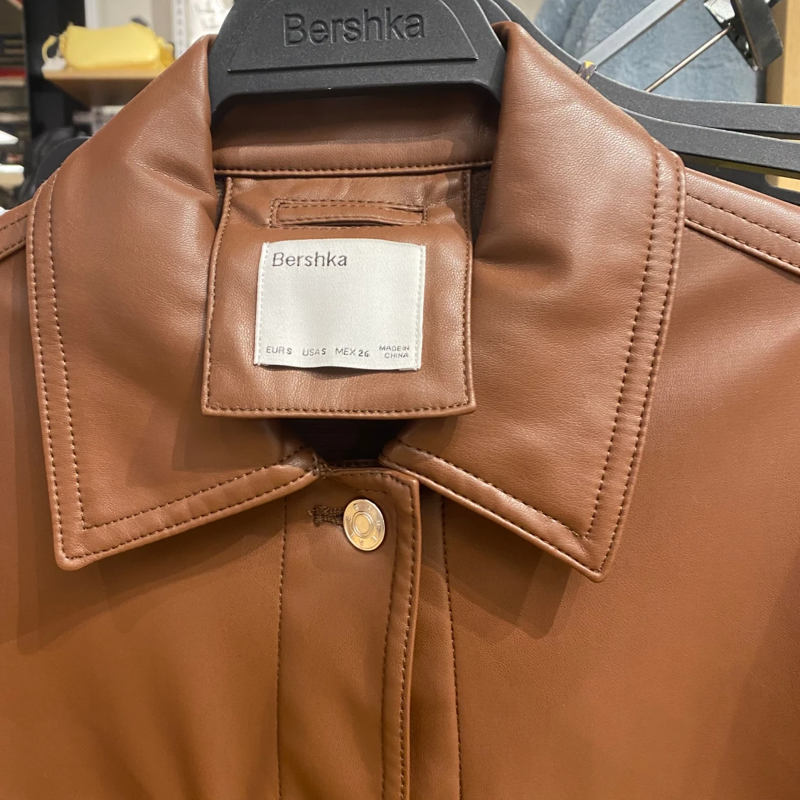 Overshirt i konstläder Bershka - 2