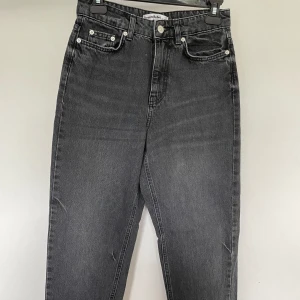 Svarta jeans - Svarta jeans med slitningar på sig. Jeansen är köpta på Ullared men är aldrig använda. Storleken är 34 och är lite korta för mig som är 168 cm.   