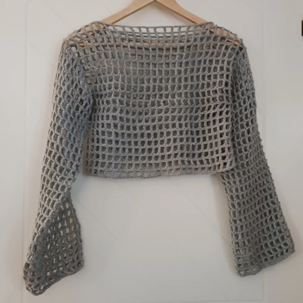 Hand virkad mesh tröja, perfekt att använda som den är eller lagra med andra tröjor . Stickat.