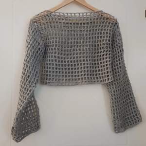 Hand virkad mesh tröja, perfekt att använda som den är eller lagra med andra tröjor 