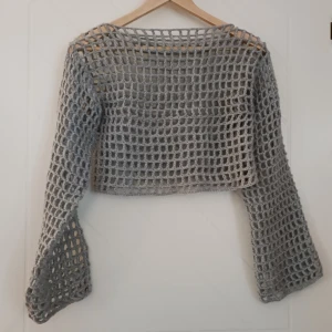 Virkad tröja - Hand virkad mesh tröja, perfekt att använda som den är eller lagra med andra tröjor 