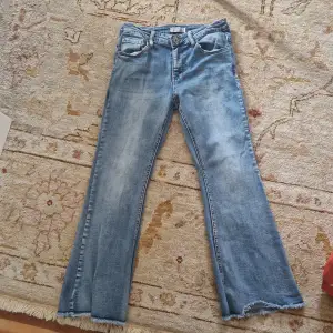 Kanon snygga jeans tror dom är typ 34  i storleken väldigt korta säljer pågrund av att dom är för korta fins tyvär ingen storleks lapp