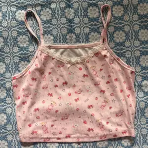 gulligt linne med nallar kaniner o jordgubbar 🥰 Har inga bilder på men sitter som xs-s, ganska cropped, ca under naveln på mig. 