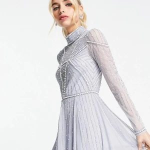 Blå maxiklänning med pärlutsmyckat liv och tyllkjol - Storlek 34, har använt den 1 gång!  Perfekt till balen & sänkt pris som gäller:) 