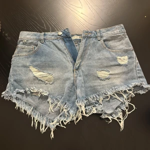 Jeansshorts - Säljer dessa fräcka jeansshorts, dom är högmidjade och aldrig använda.  Storlek M men passar även dig som har stl S.  Dom sitter som en smäck!  