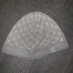 Lv set  real äkta  - Min kille har bara änvat den i bara några månader o vill säljer eller byta mot nåt o har ochsä scarf 