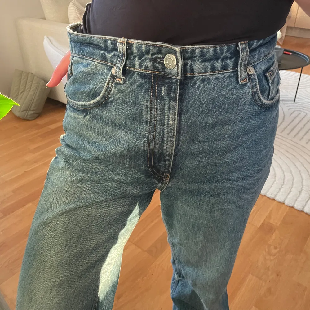 Super trendiga jeans från Zara som tyvärr är för stora för mig! Jag är 163 cm lång och dom är för långa för mig! Skriv vid frågor! . Jeans & Byxor.