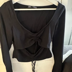 Svart blus ifrån zara - Storlek: S