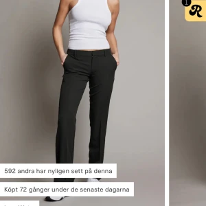 Bikbok low waist kostymbyxor - Säljer dessa i princip helt nya kostymbyxor i modellen ”vera”, endast använda 2 gånger och inga defekter💕 nypris 500