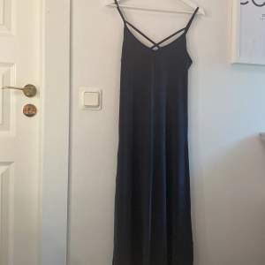 Säljer min långklänning från Gina tricot i storleken S. Klänningen är en blandning av svart, mörkgrå och mörkblå💞