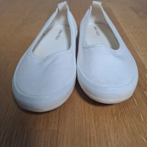 Skor - Helt nya skor från ANNA FIELD köpta från Zalando för 350 kr. De är i storlek 36. Har bara tagit på mig de en gång. Säljer eftersom de är små på mig