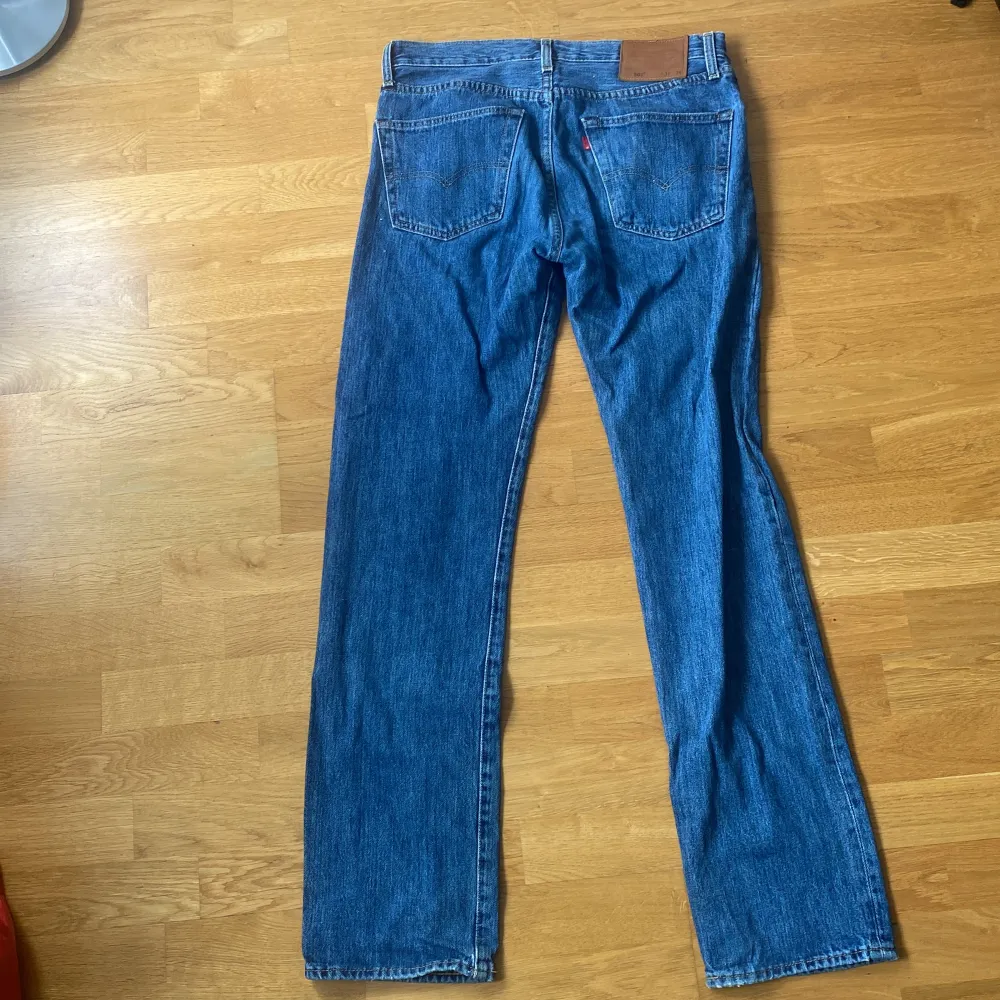 Levis 501 blå knappt andvända original pris  1100. Jeans & Byxor.