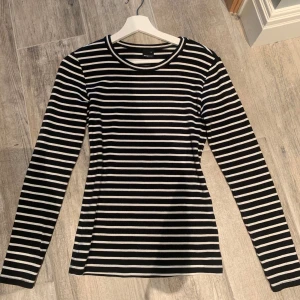 Randig tröja  - Superfin och jättebra skick! Storlek m men passar även s❤️‍🔥