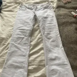 Så snygga vita jeans som tyvärr var för små för mig, säljer därför dem vidare. Har inga  bilder på! Storlek 27 i midjan. Jag ör 172 cm och de passar bra i längden😃