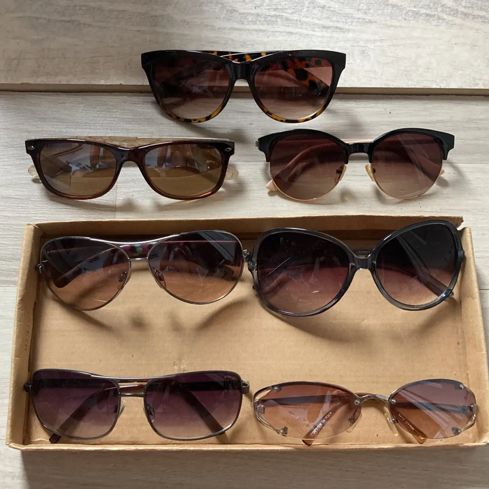  Säljer superfina trendiga solglasögon samt några vintage. Verkligen perfekta att ha nu när solen skiner☀️ Skriv vilka ni är intresserade av för mer information och pris!🫶🏼 . Övrigt.