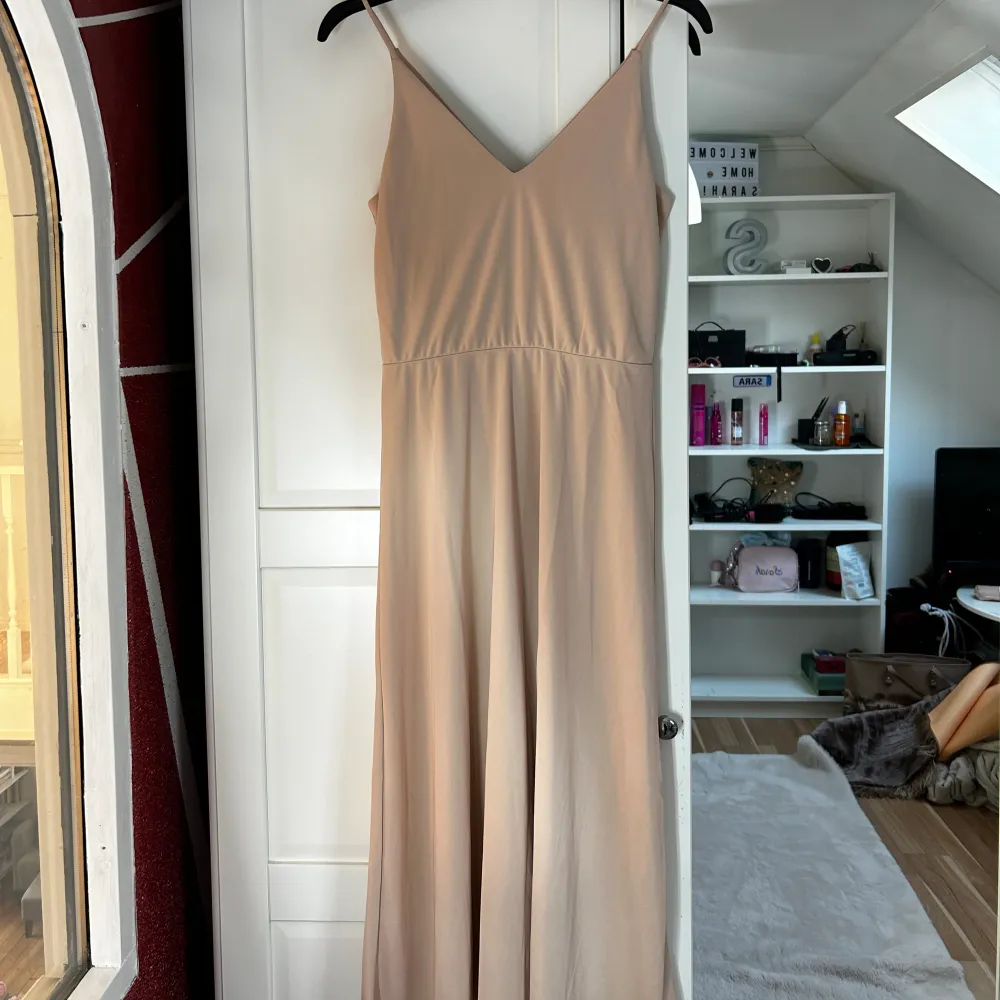 en ljusrosa klänning från h&m som är använd 1-2 ggr. ser ut att vara beige även om den är ljusrosa, skriv om du vill ha fler bilder. Klänningar.