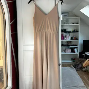 en ljusrosa klänning från h&m som är använd 1-2 ggr. ser ut att vara beige även om den är ljusrosa, skriv om du vill ha fler bilder